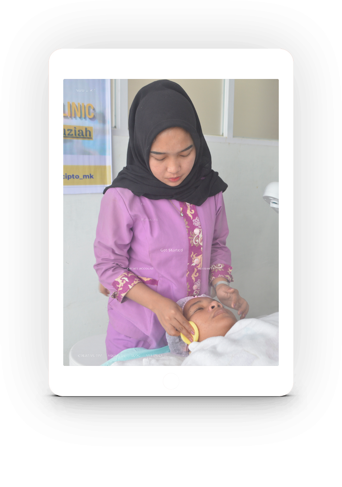 Siswa Tata Rias Kecantikan yang Sedang Praktik